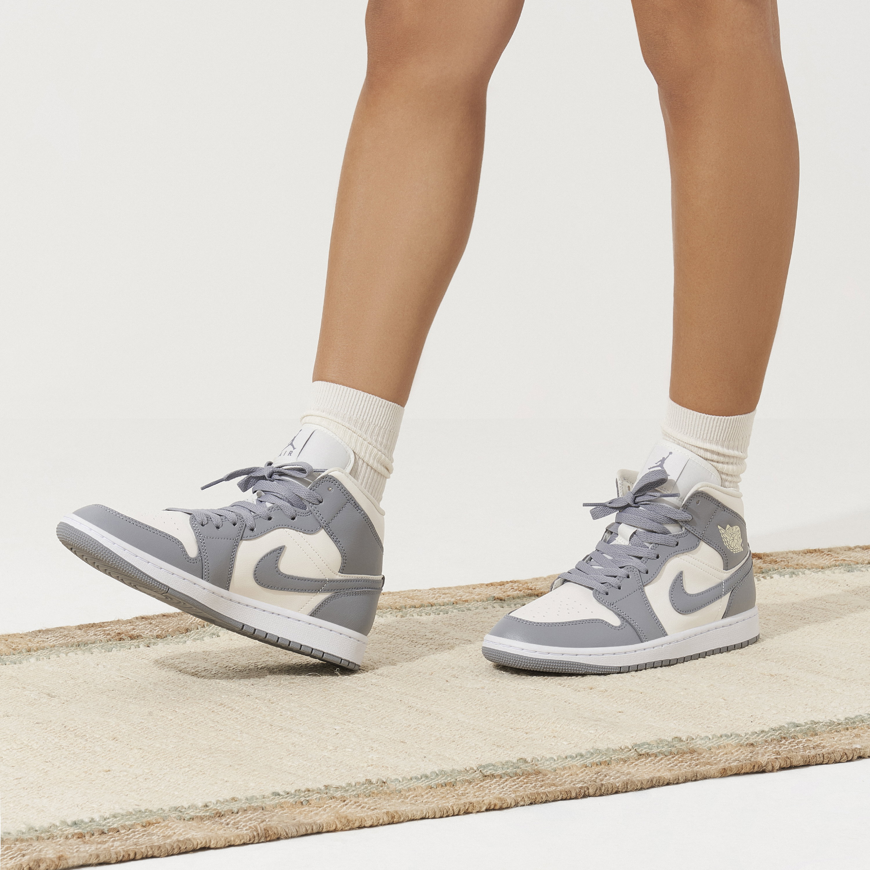 靴/バッグ NIKE WMNS AIR JORDAN 1 MID GREY/SAIL WMNS) Air Jordan 1 Mid 'Stealth' BQ6472-115