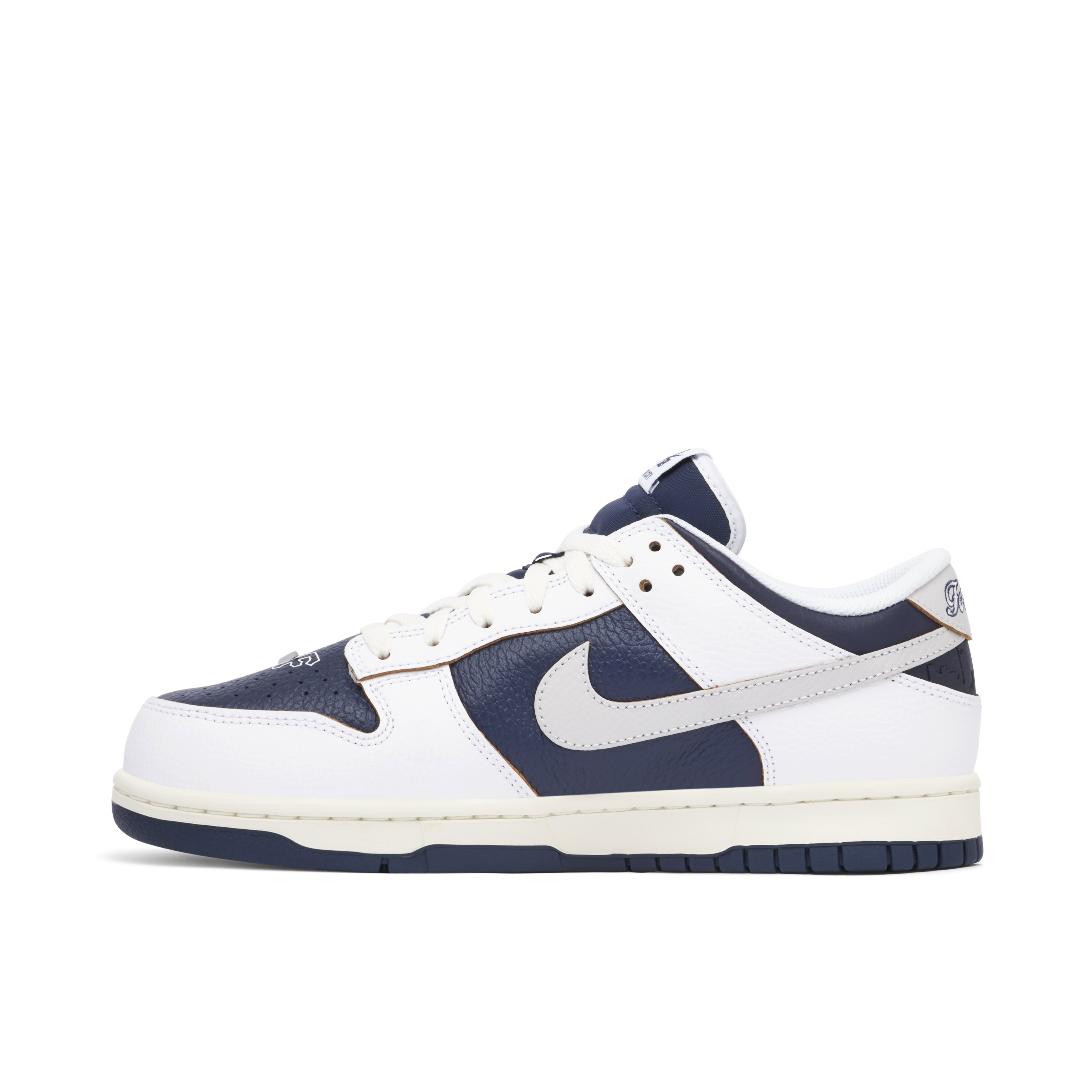 Nike SB Dunk Low スニーカー ホワイト/ネイビー Nike SB Dunk Low x HUF New York City | FD8775-100 | Laced