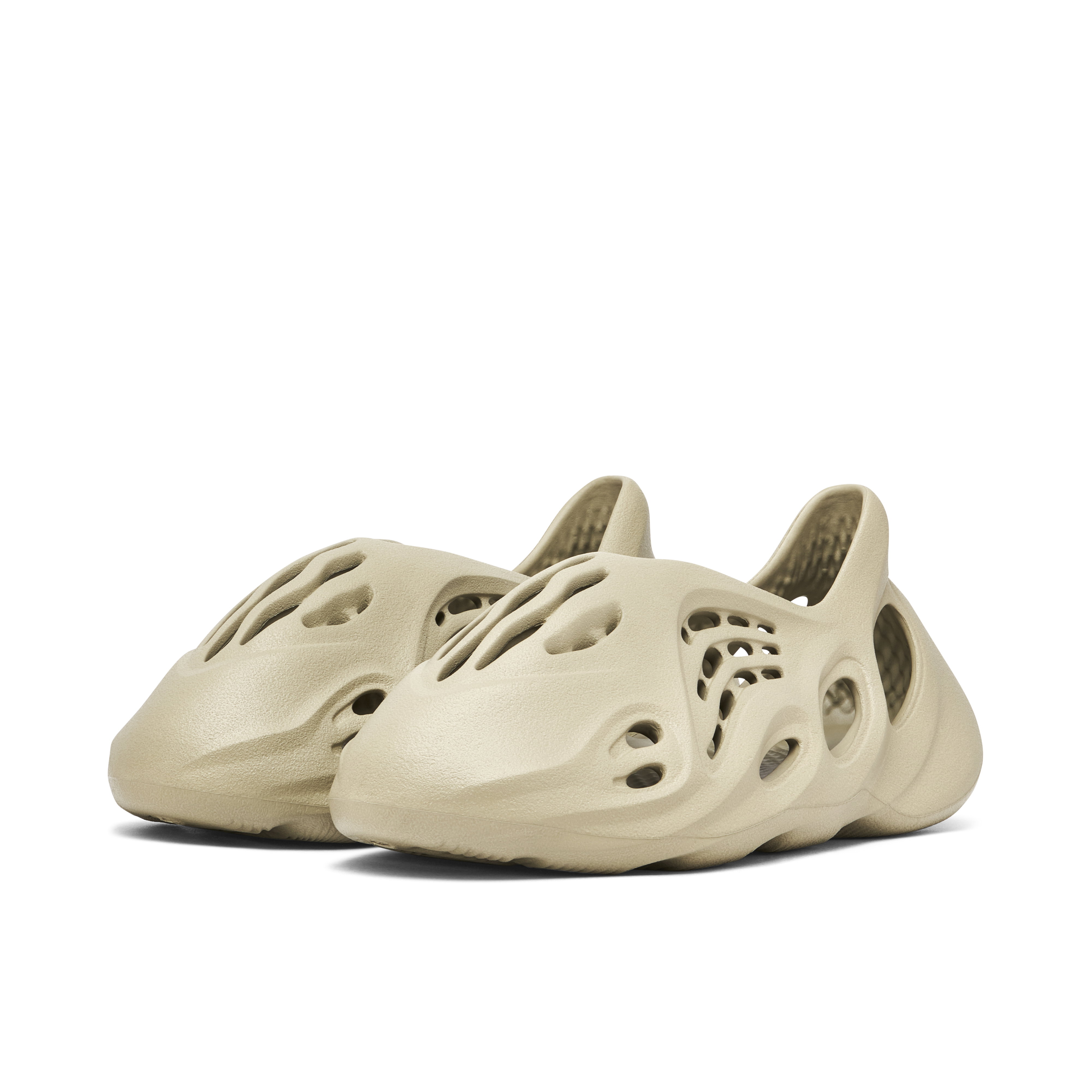 靴  YEEZY Foam Runner \