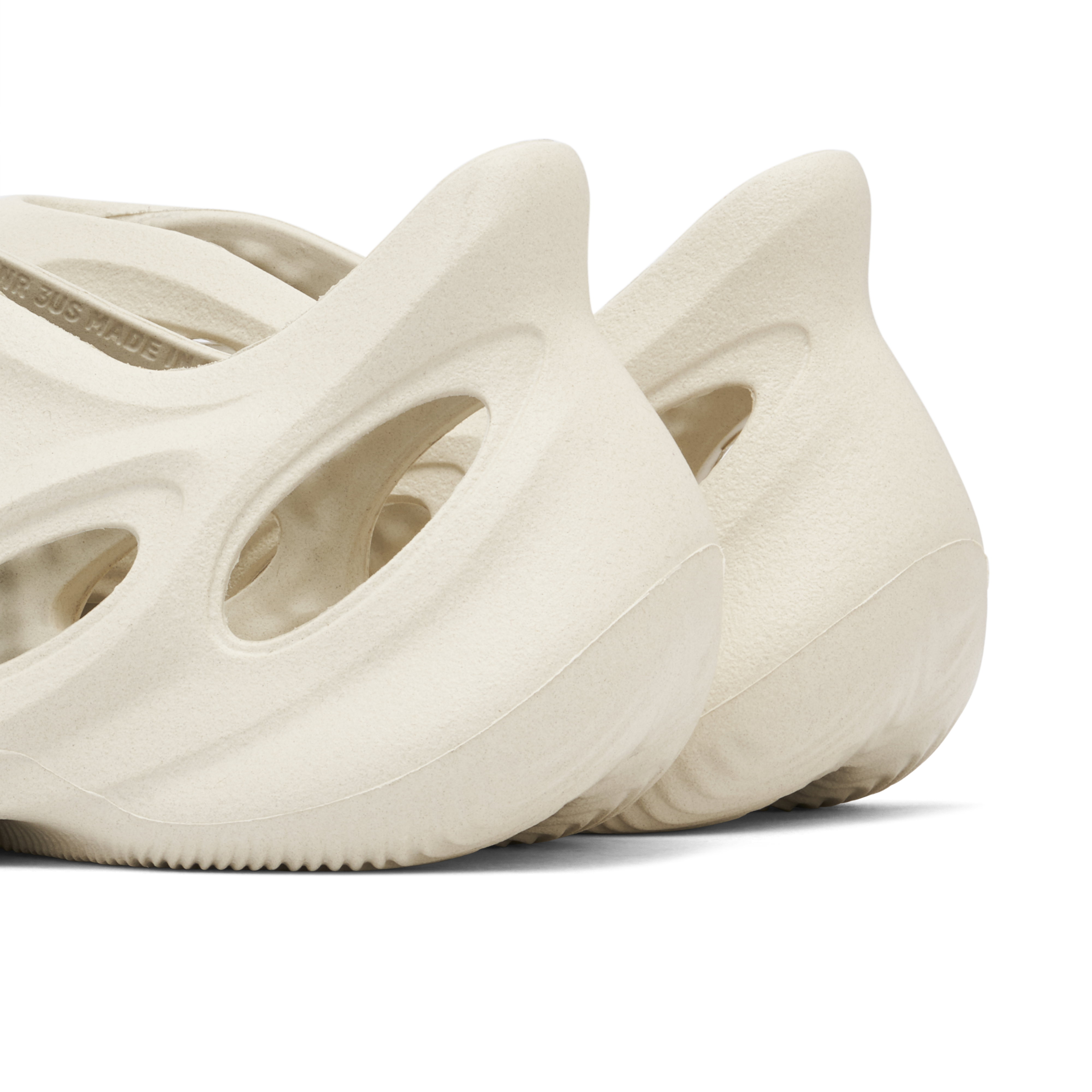サンダル adidas KIDS YEEZY Foam Runner Sand 19cm Yeezy Foam Runner Sand (Kids) | GW7230 | Laced